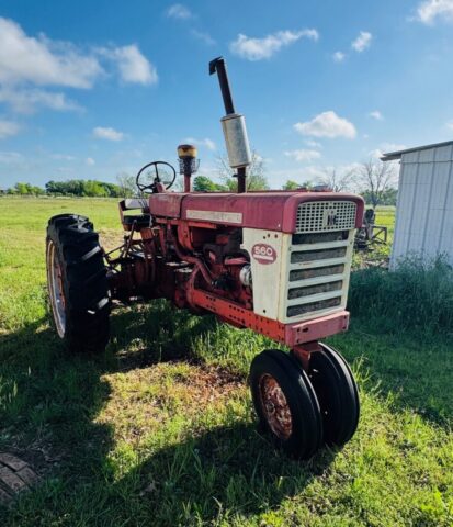 Farmall 560 tractor in upcoming public auction offered by Kiefer Auctioneers in Texas